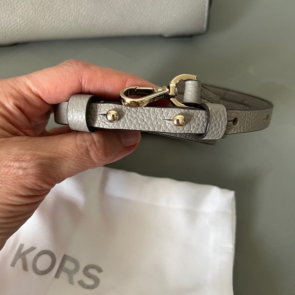 EUC - Michael Kors MD Mercer Crossbody Bag - Pearl Grey - Picture 4 of 15